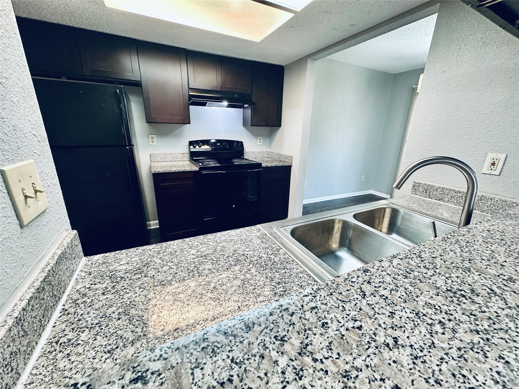 2612 Gwendolyn Ln - Photo 2