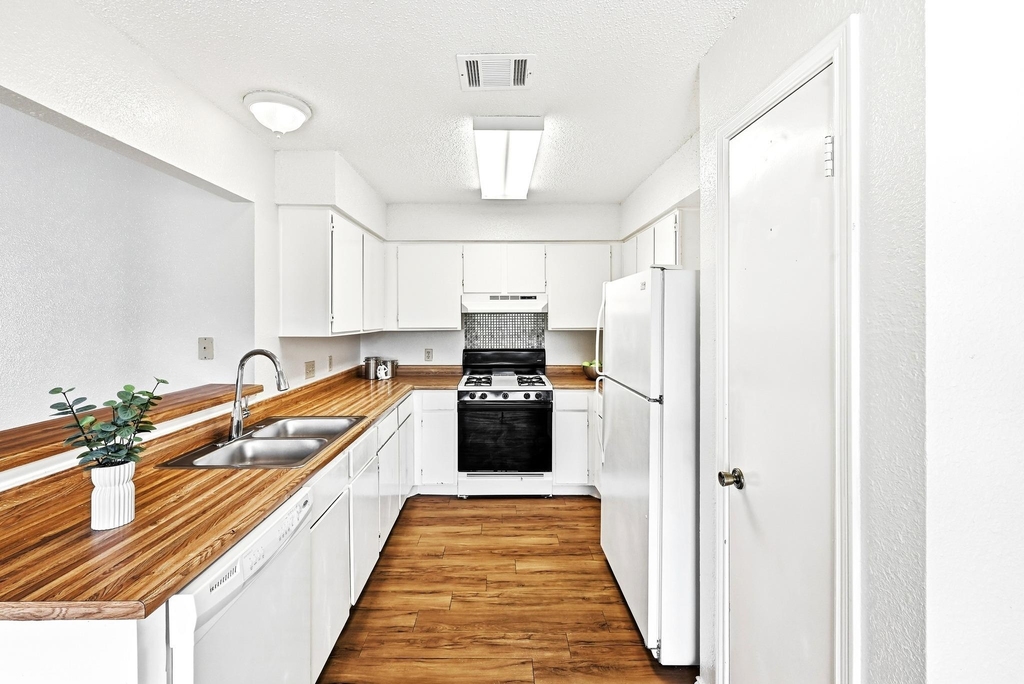 5901 Kevin Kelly Pl - Photo 13