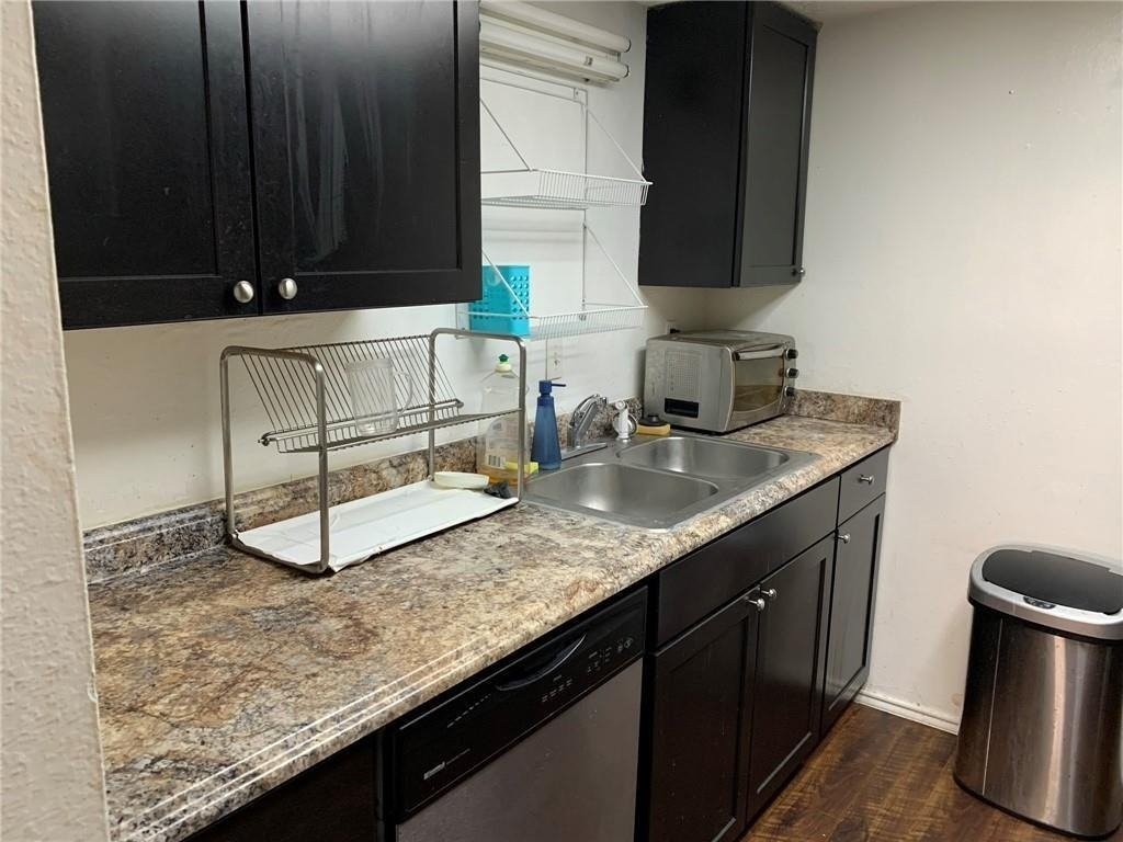 2401 Leon St - Photo 10