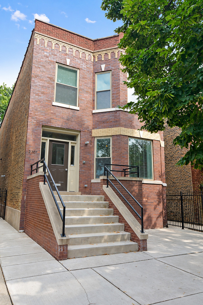 2307 N Springfield Avenue - Photo 0