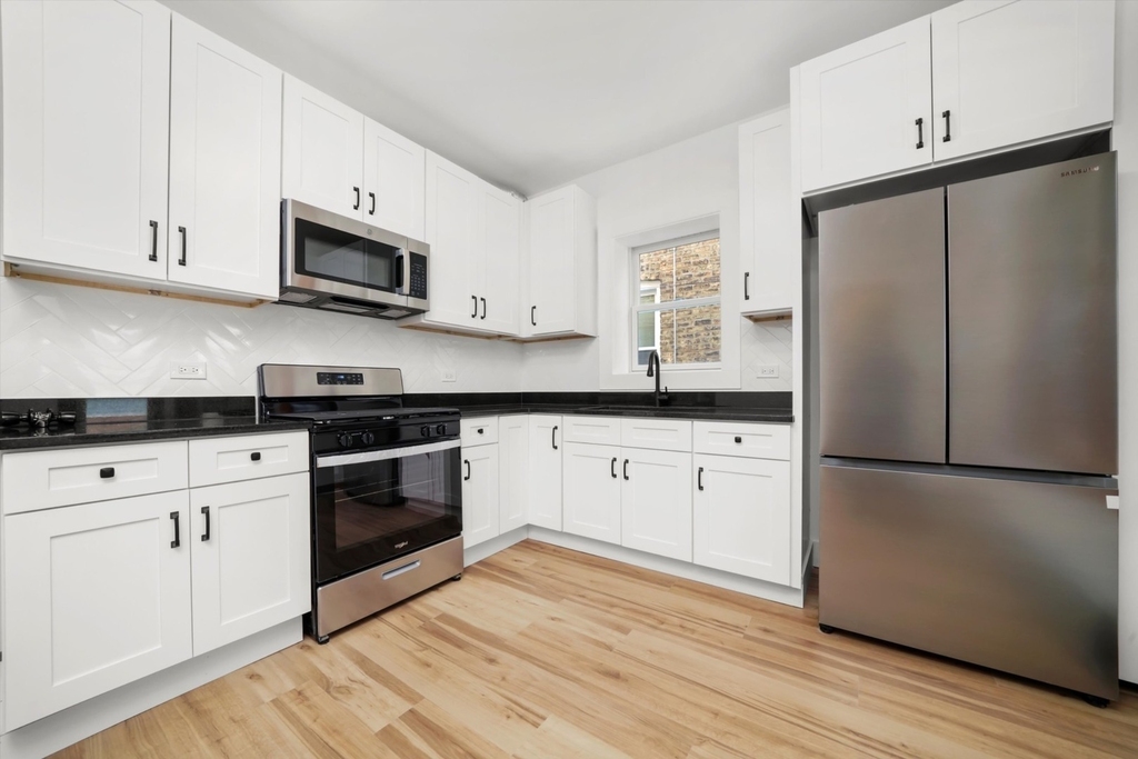 2726 N Harding Avenue - Photo 11