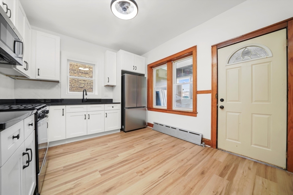 2726 N Harding Avenue - Photo 9