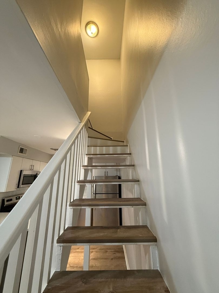 744 W Gordon Terrace - Photo 2