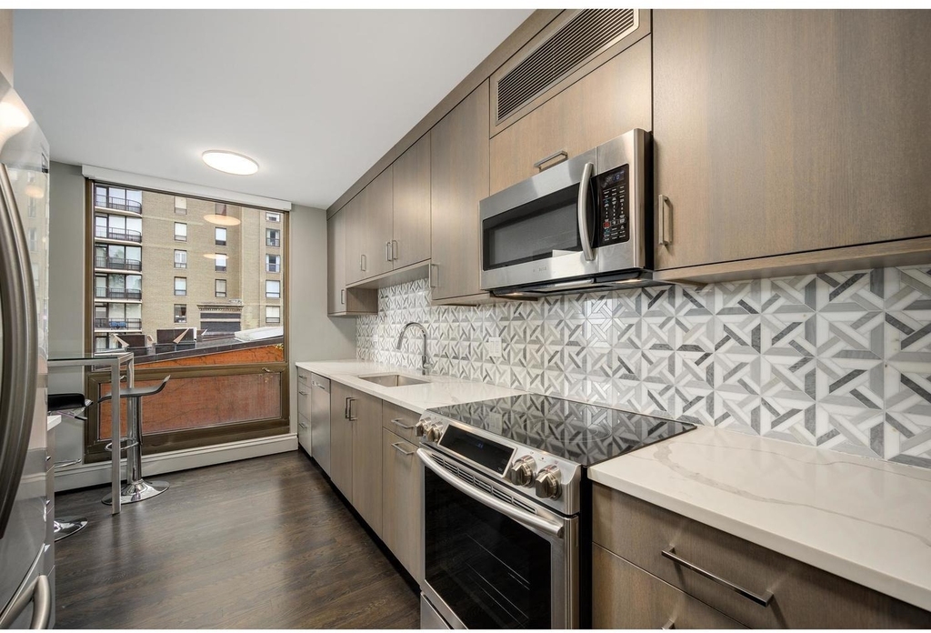 100 E Bellevue Place - Photo 11