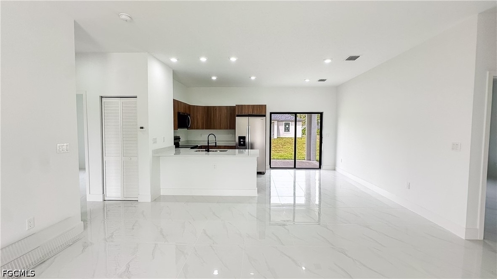 709 Avondale Street E - Photo 3