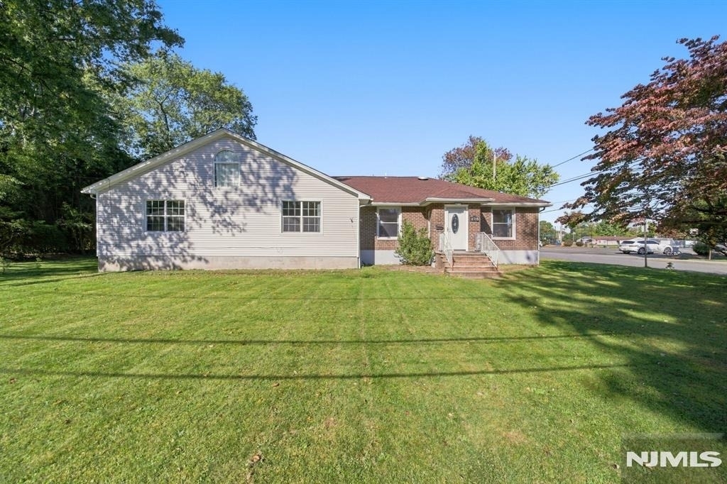 225 Walnut - Photo 2