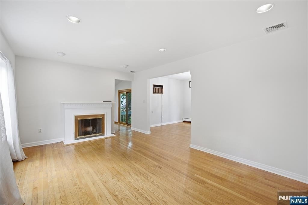 557 Monroe - Photo 2