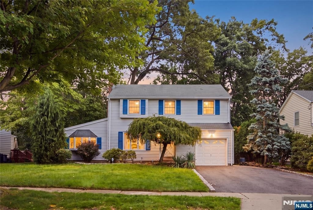 557 Monroe - Photo 0