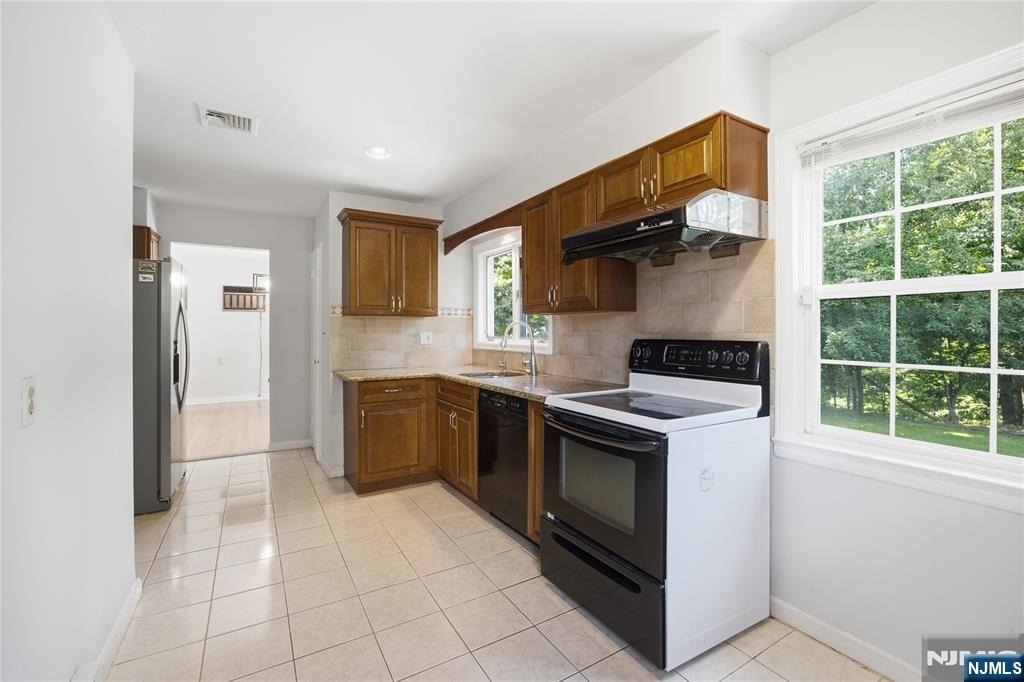 557 Monroe - Photo 7