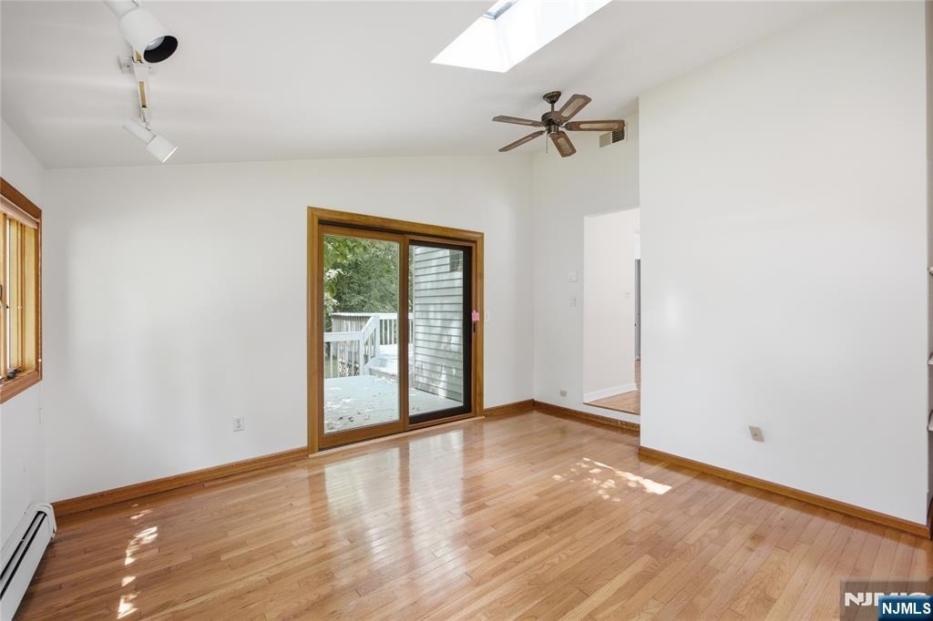 557 Monroe - Photo 10