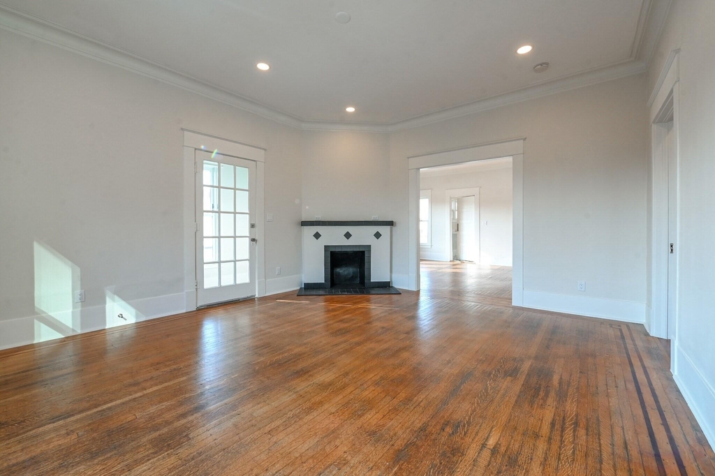 811 Stuart Street - Photo 3