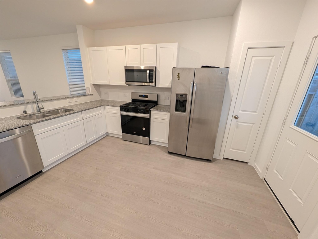 26013 Hampshire Drive - Photo 8