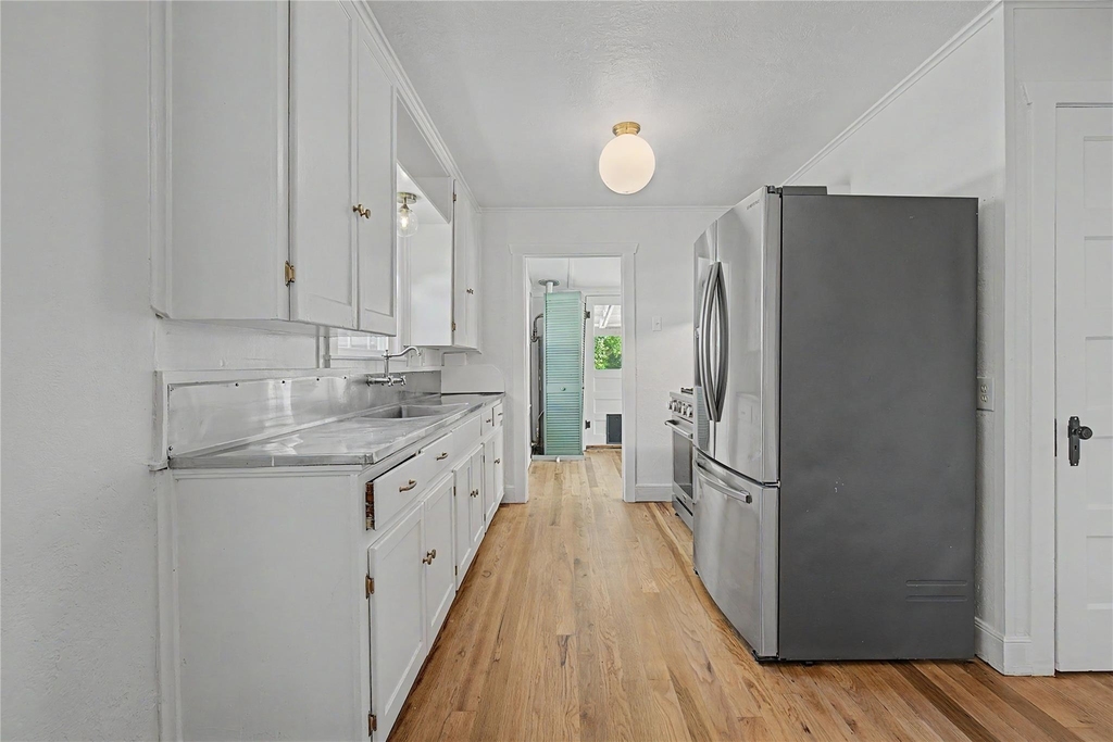 304 Foster Street - Photo 3