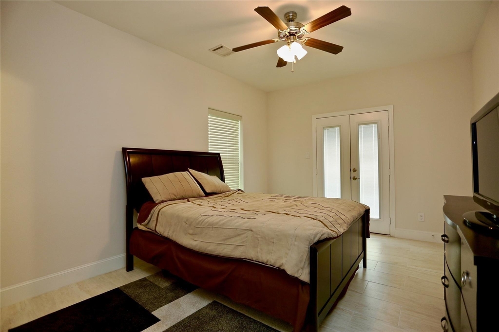 948 W 24th Street - Photo 11