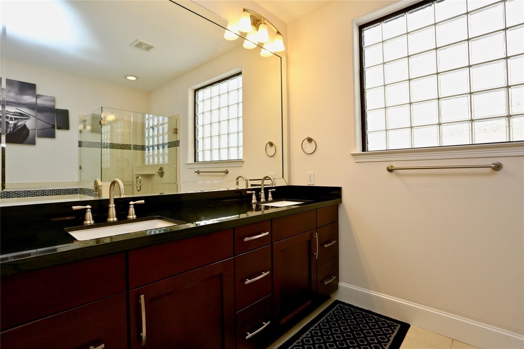 948 W 24th Street - Photo 15