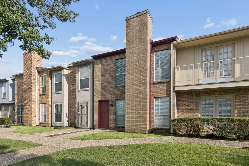 6111 Beverlyhill Street - Photo 3