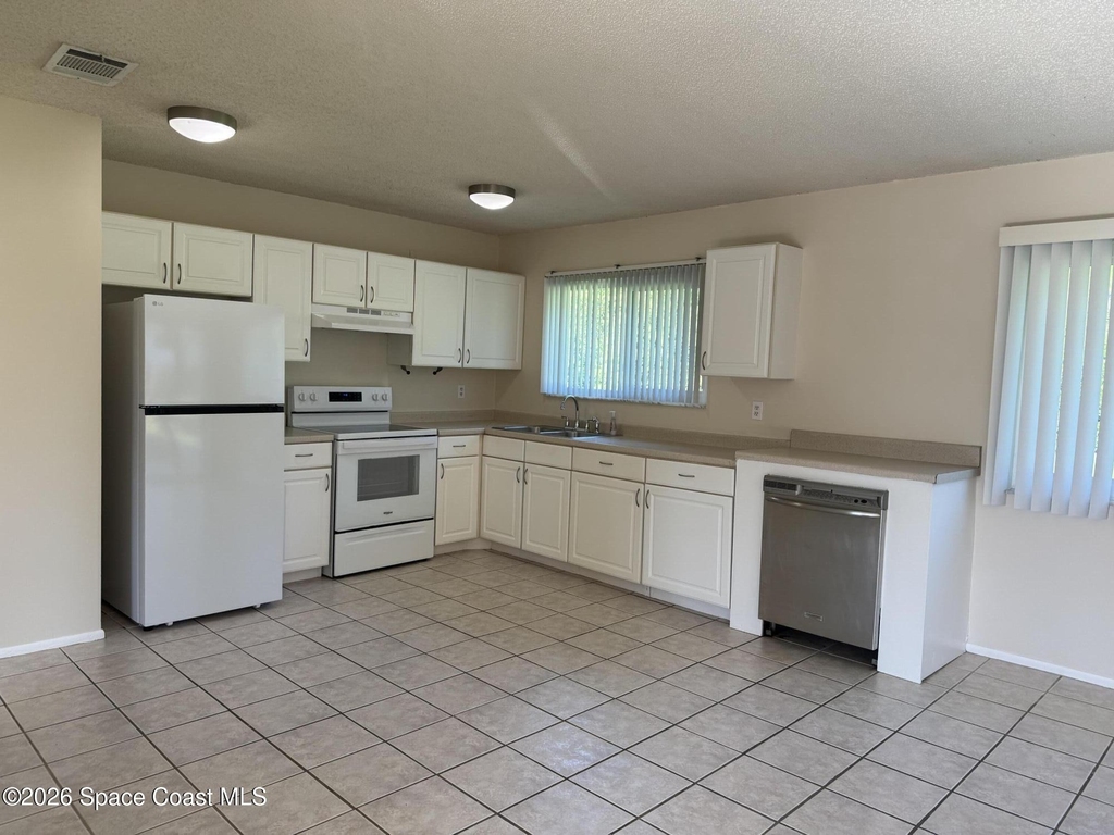 865 Ne Nevada Drive Ne - Photo 5