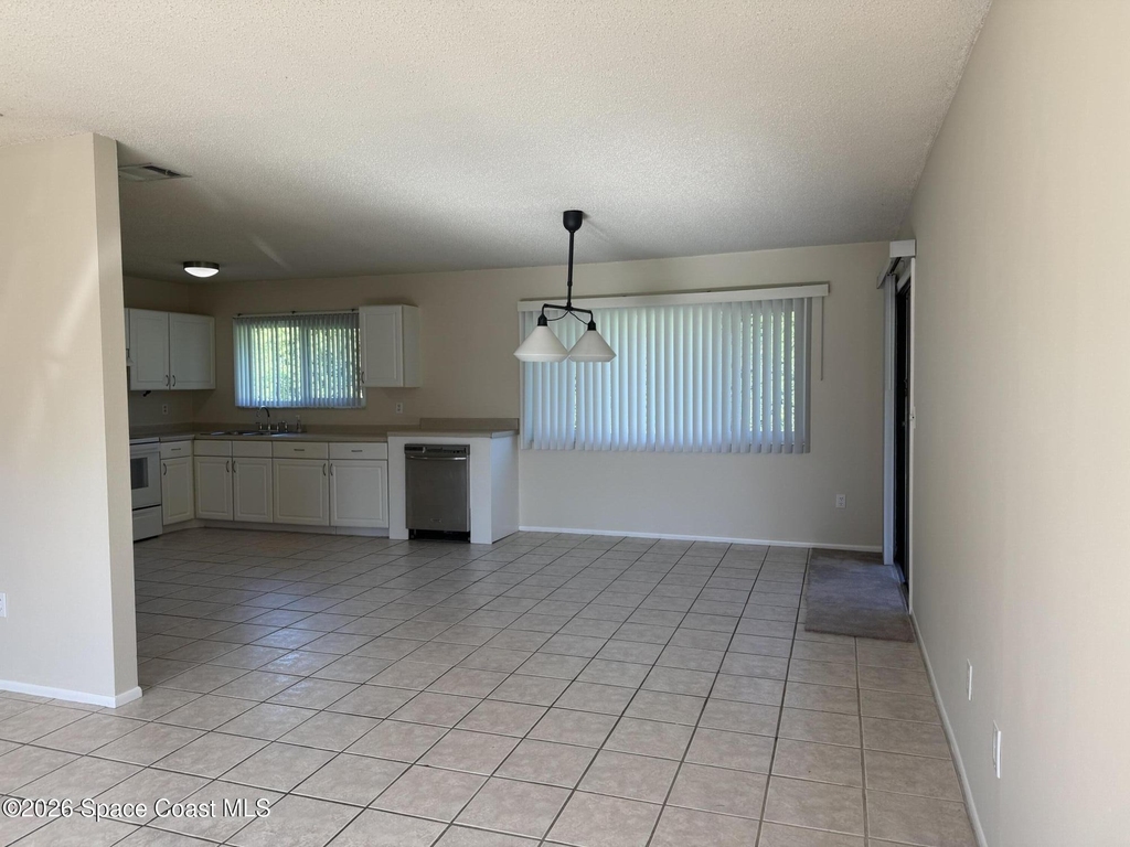 865 Ne Nevada Drive Ne - Photo 4