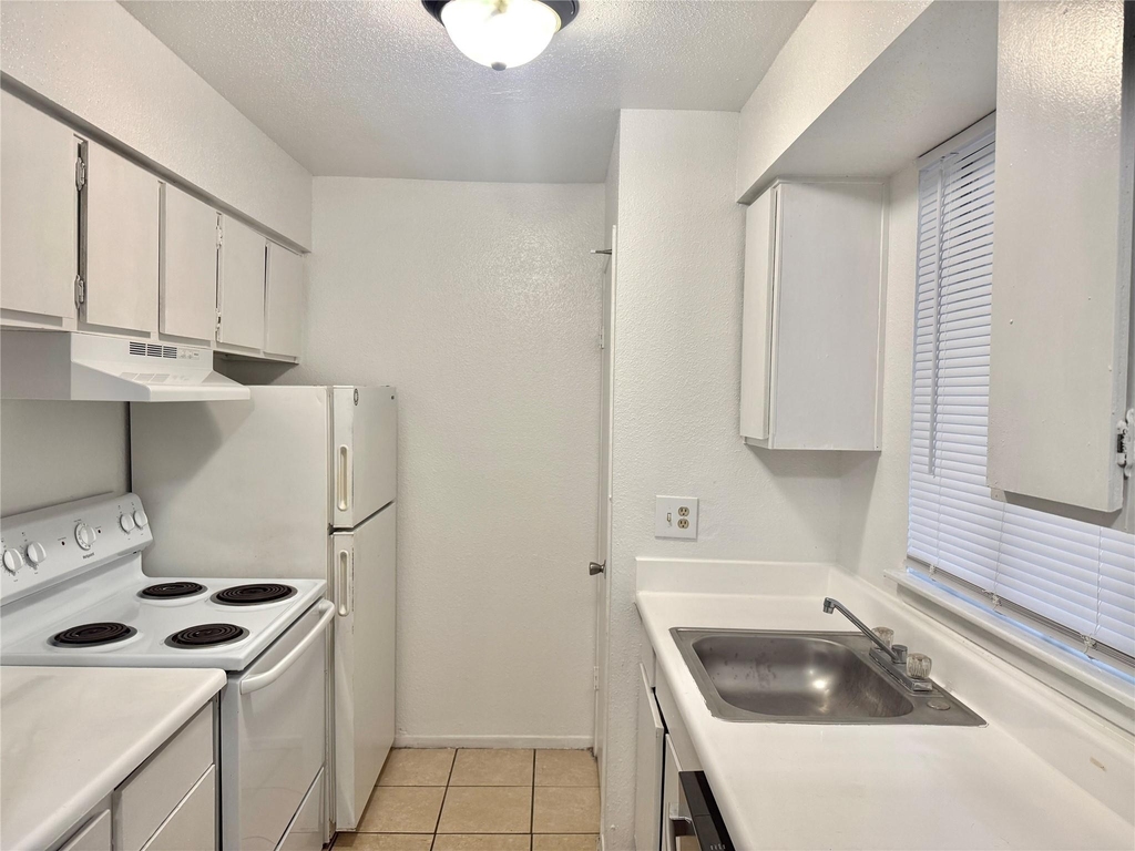 9201 Clarewood Drive - Photo 2