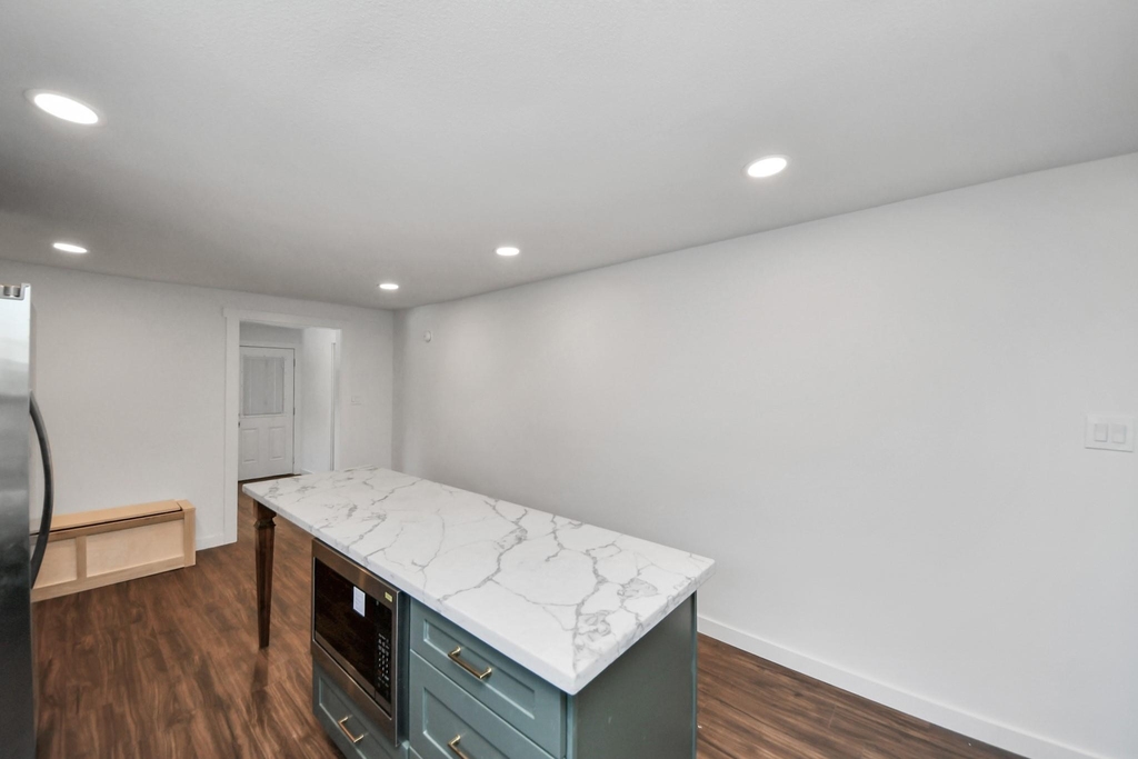 1015 E 32nd Street - Photo 9