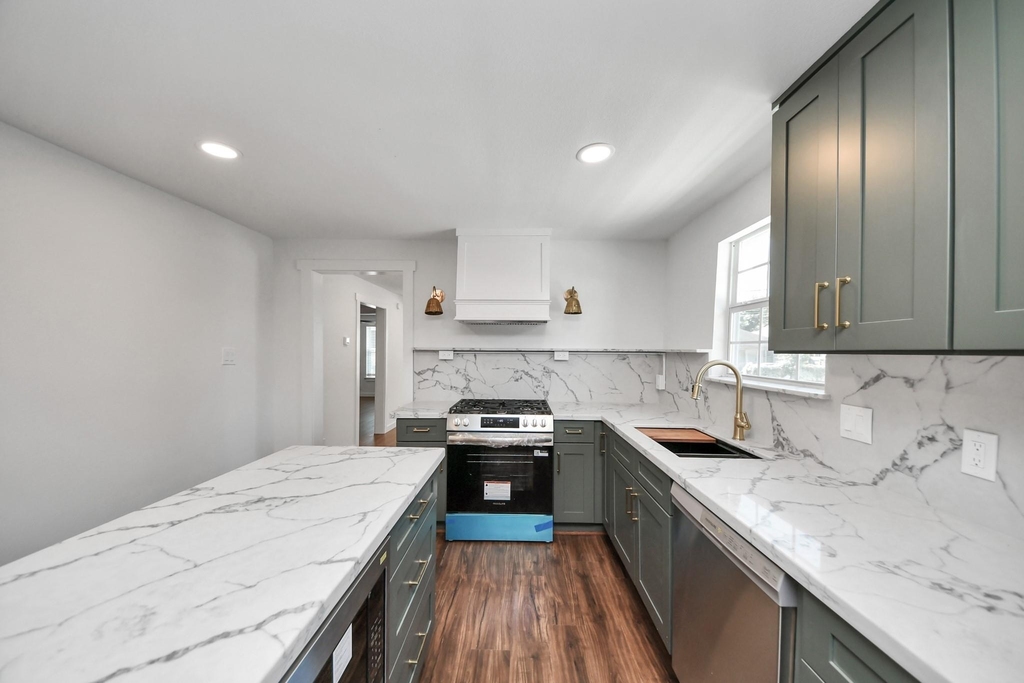 1015 E 32nd Street - Photo 8