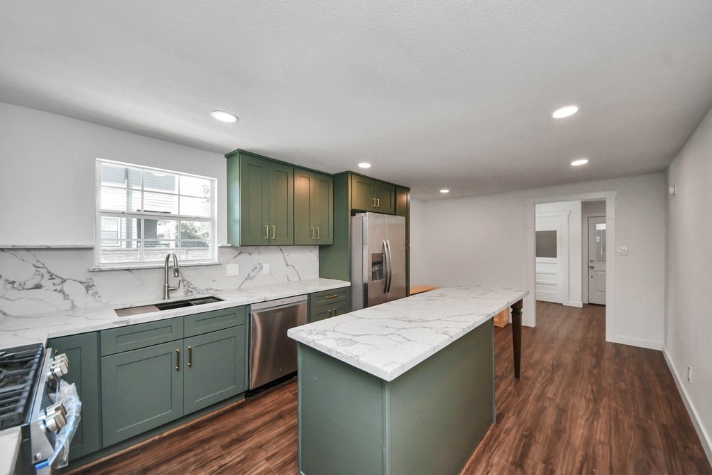 1015 E 32nd Street - Photo 7