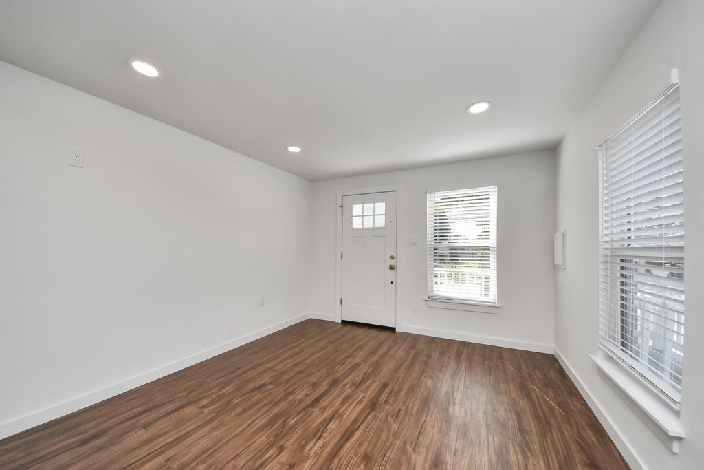 1015 E 32nd Street - Photo 2