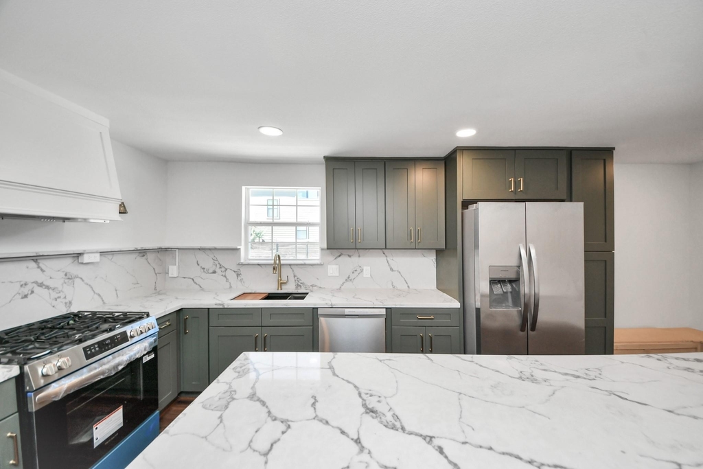 1015 E 32nd Street - Photo 10