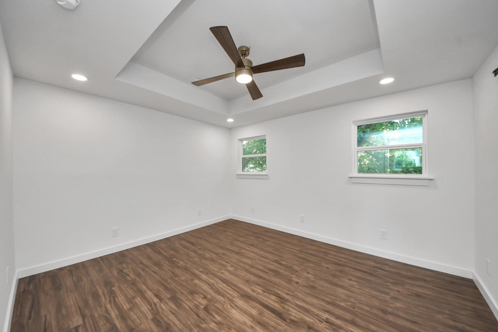 1015 E 32nd Street - Photo 14