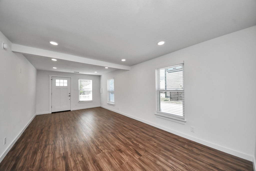 1015 E 32nd Street - Photo 3