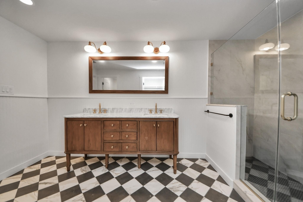 1015 E 32nd Street - Photo 19