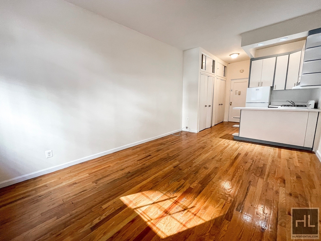 East 74 Street - Photo 2