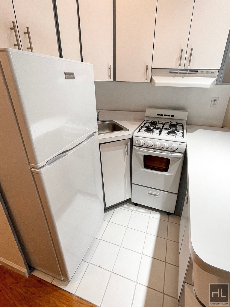 East 74 Street - Photo 3