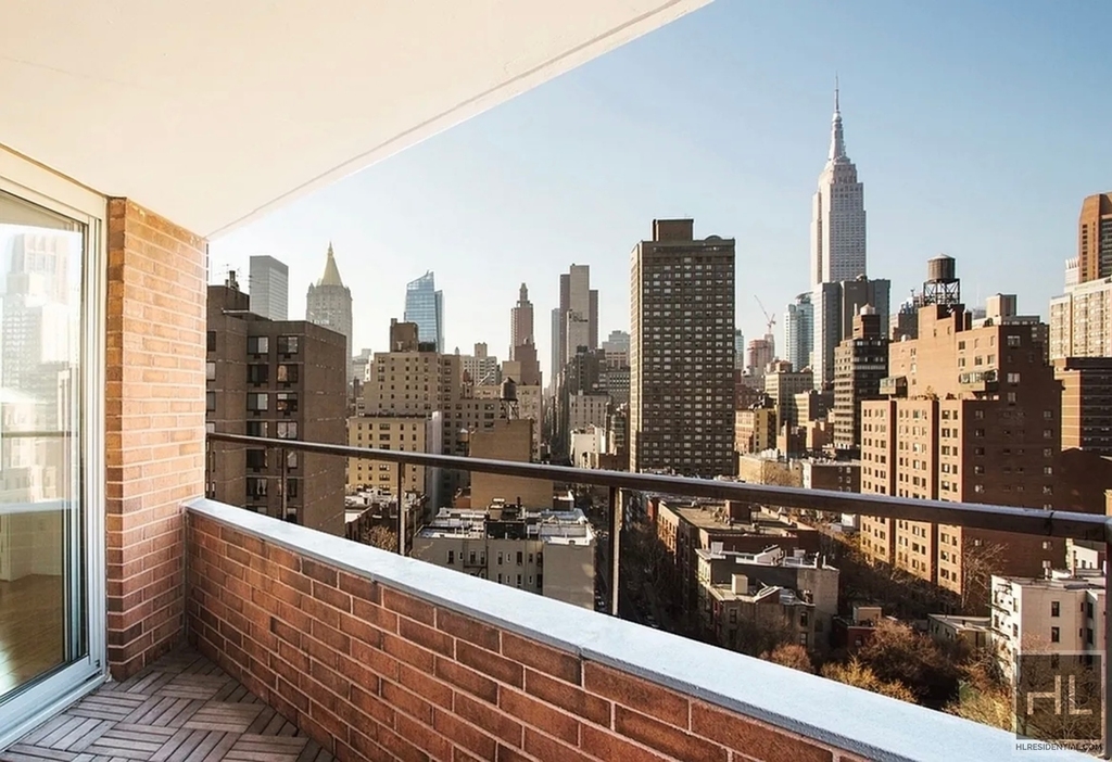 Second Avenue - Photo 1