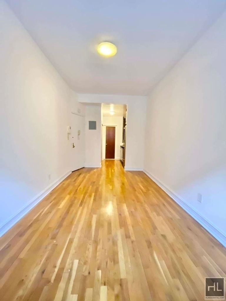 East 81 Street - Photo 4