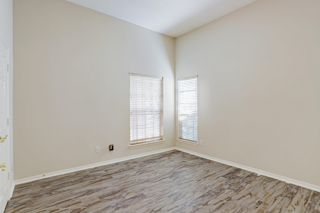 1515 Orchard Park Drive - Photo 11