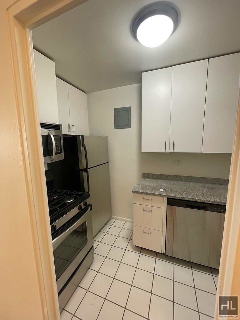 East 49 Street - Photo 1