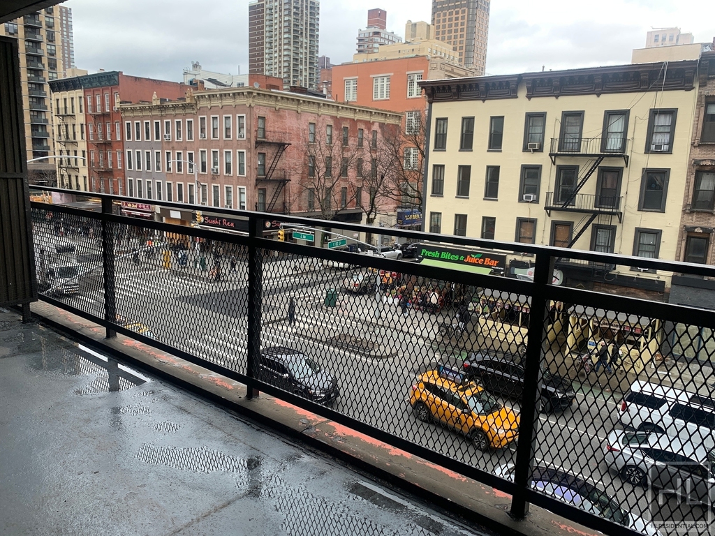 E 82 St - Photo 0