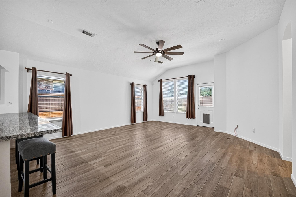 10627 Saratoga Square - Photo 17