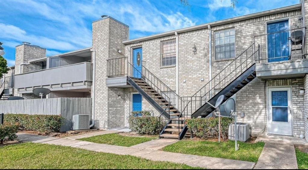 9700 Leawood Boulevard - Photo 1