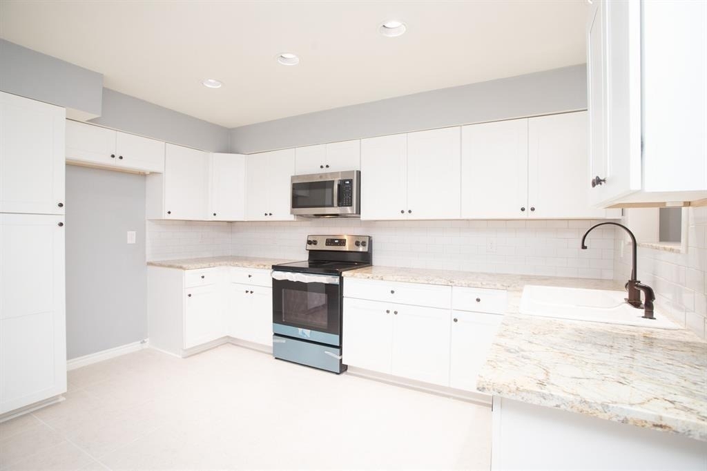 5821 Sunforest Dr - Photo 0