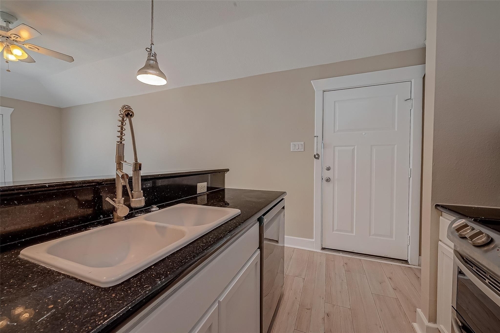 1110 E 24th Street - Photo 7