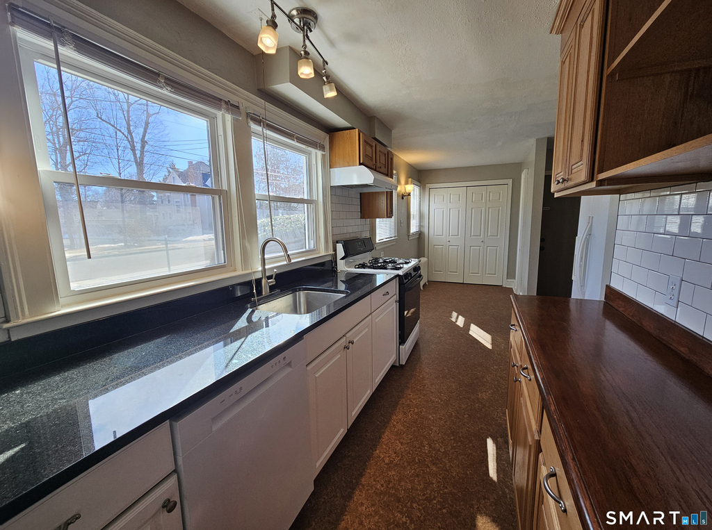 1093 Farmington Avenue - Photo 4
