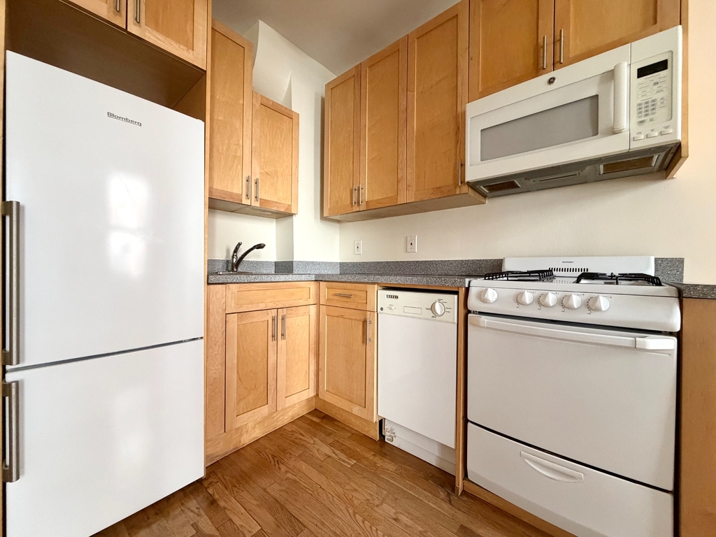 89th Street & Lexington Ave.  - Photo 2