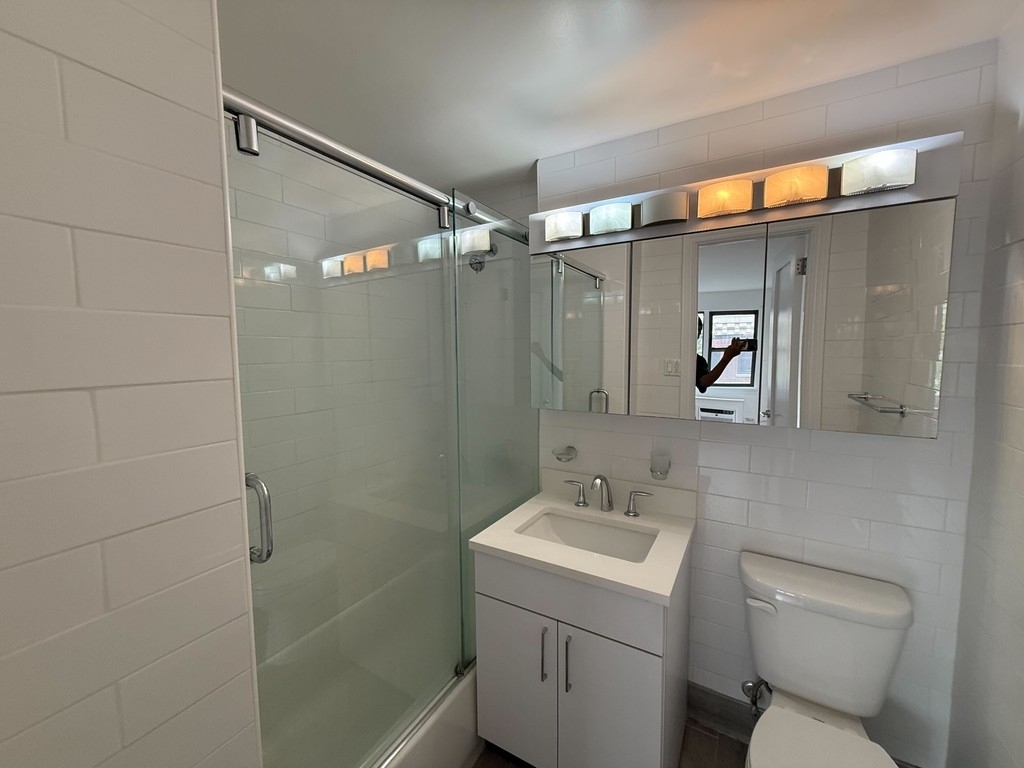 2 Bedroom in Midtown East - Photo 7