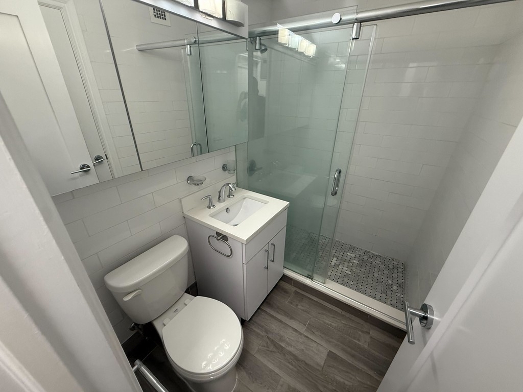 2 Bedroom in Midtown East - Photo 8