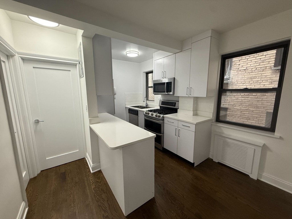 2 Bedroom in Midtown East - Photo 2