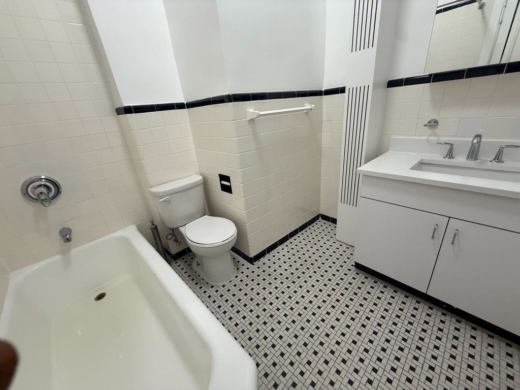 1 Bedroom in Upper West Side - Photo 7