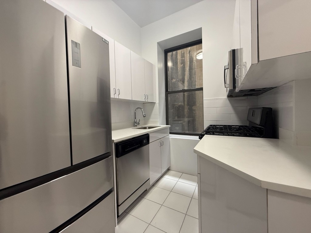 1 Bedroom in Upper West Side - Photo 2