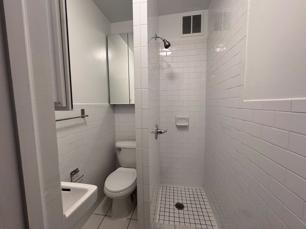 1 Bedroom in Upper East Side - Photo 5